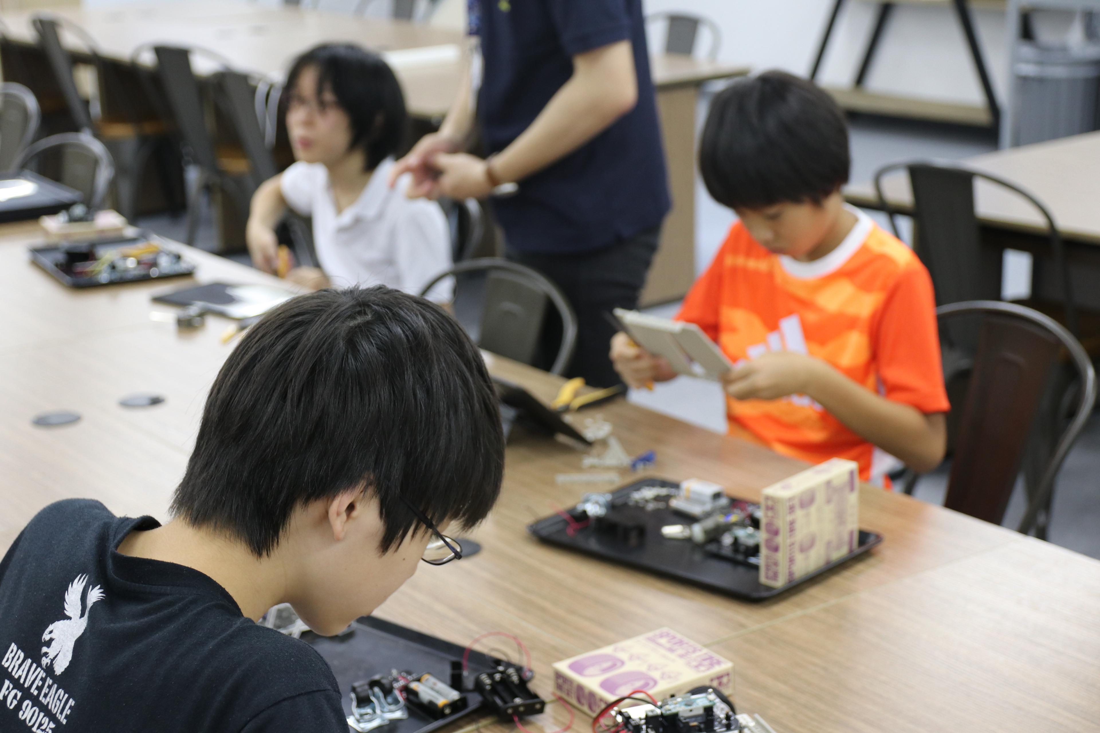 プログラミングサマースクール|夏休み自由研究サッカーロボット講座の様子。Nepps代々木校ブログ