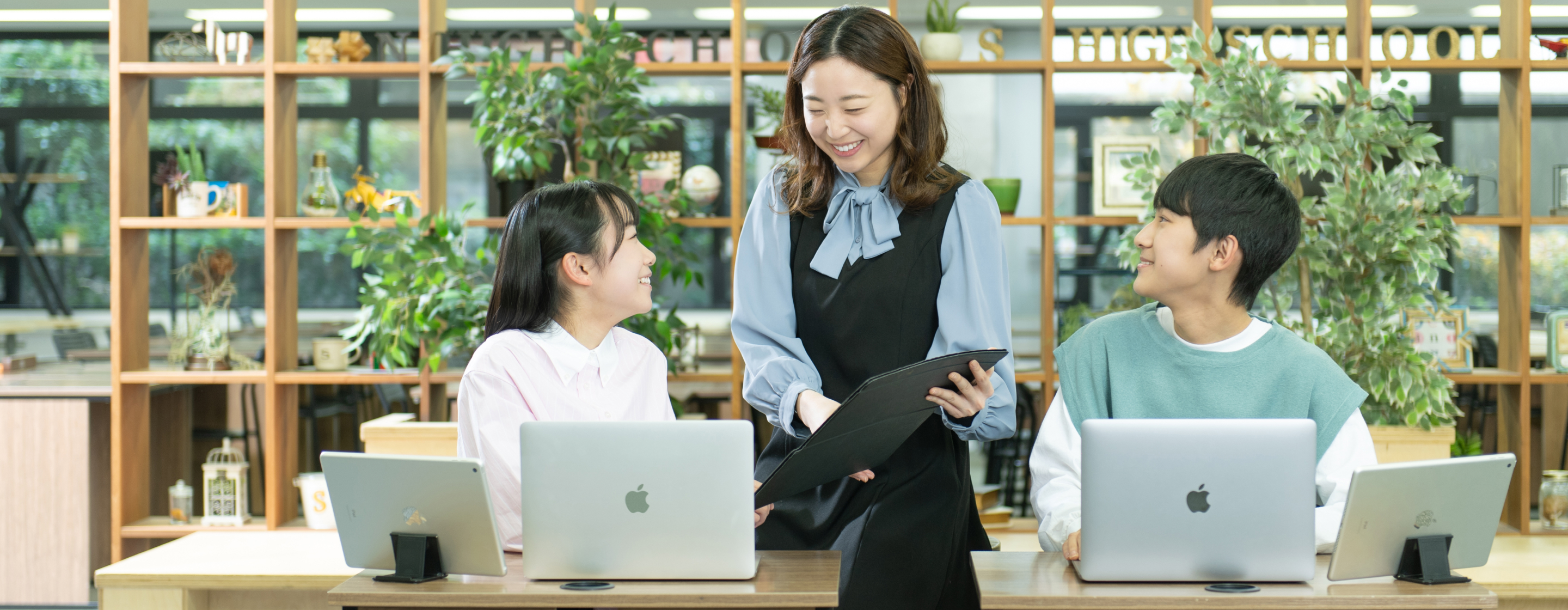 教室で学ぶ子どもたち